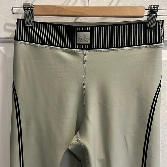 Alo High Waist Air Lift 7/8 Line Up Leggings in Limestone Size Small - Picture 3 of 5